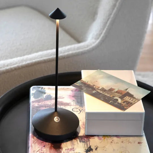Moderne LED-Tischlampe – Zeitlos & Energiesparend