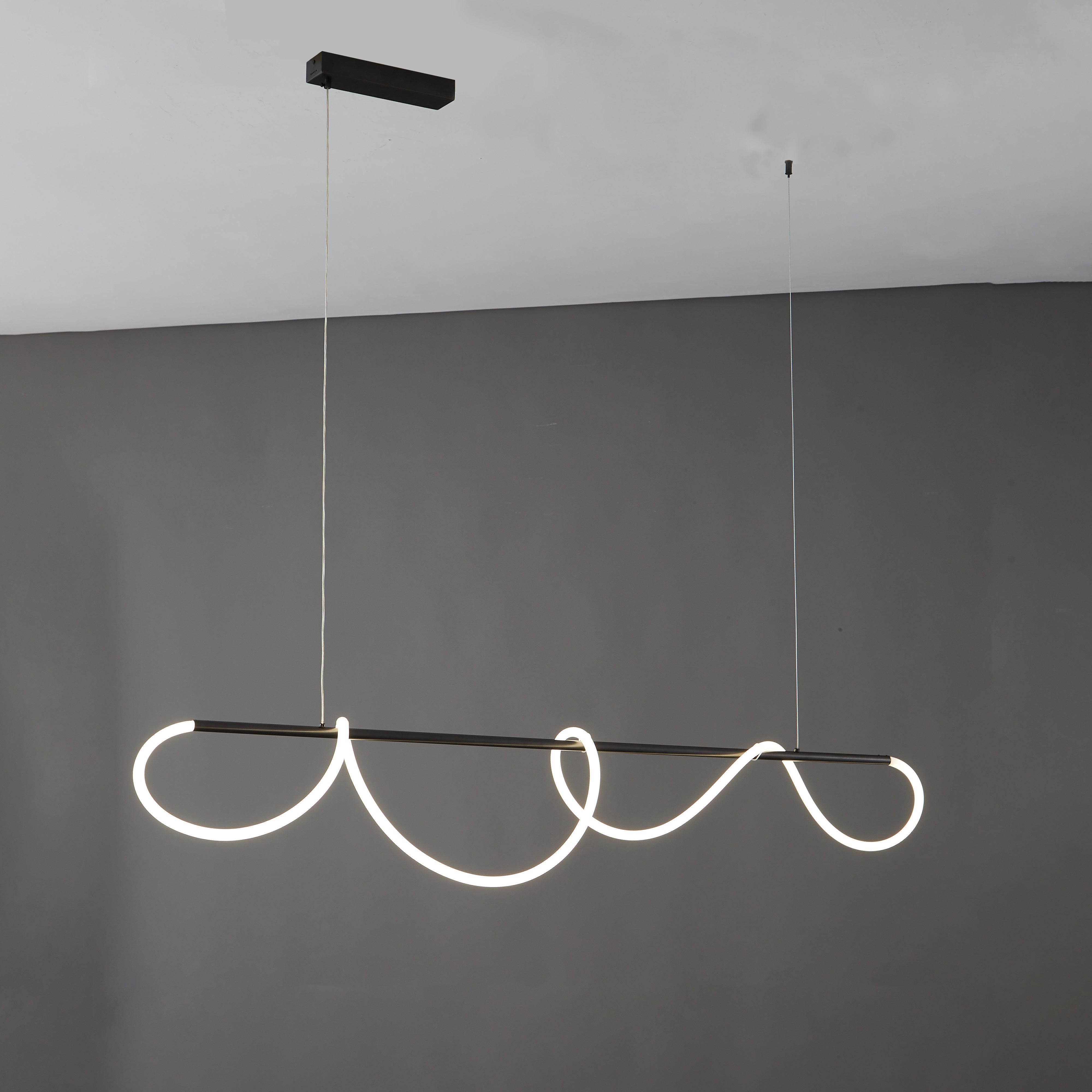Moderne LED-Pendelleuchte mit Seilmuster