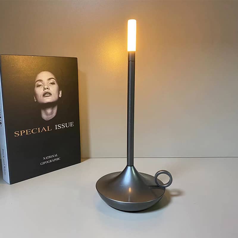 Solenne minimalistische skandinavische LED-Tischleuchte aus Aluminium