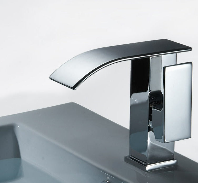 Stilvoller Wasserfall-Wasserhahn – Badarmatur mit luxuriösem Wasserlauf