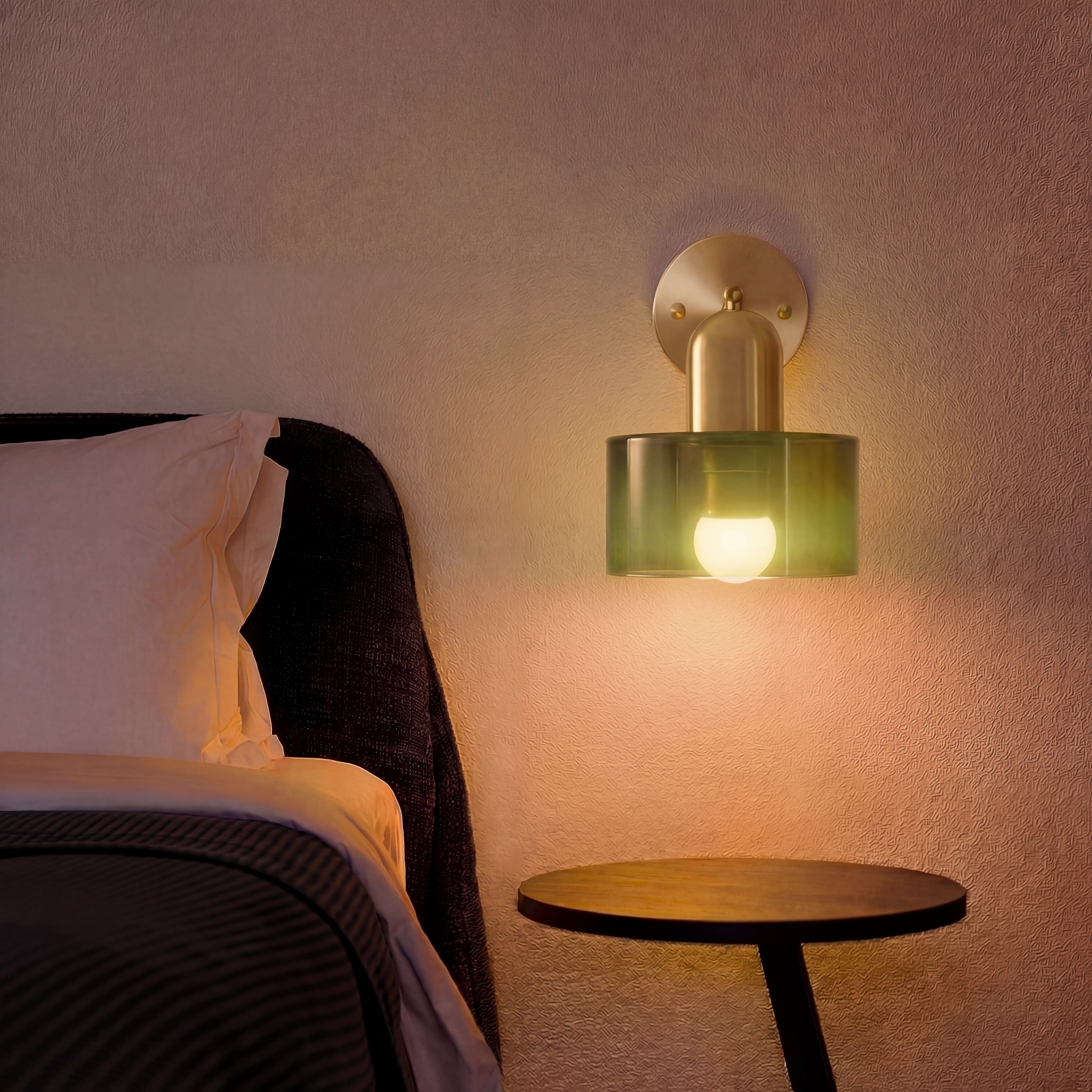 Moderne Bauhaus Wandleuchte aus farbigem Glas
