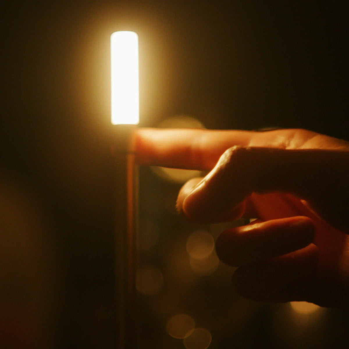 Solenne minimalistische skandinavische LED-Tischleuchte aus Aluminium