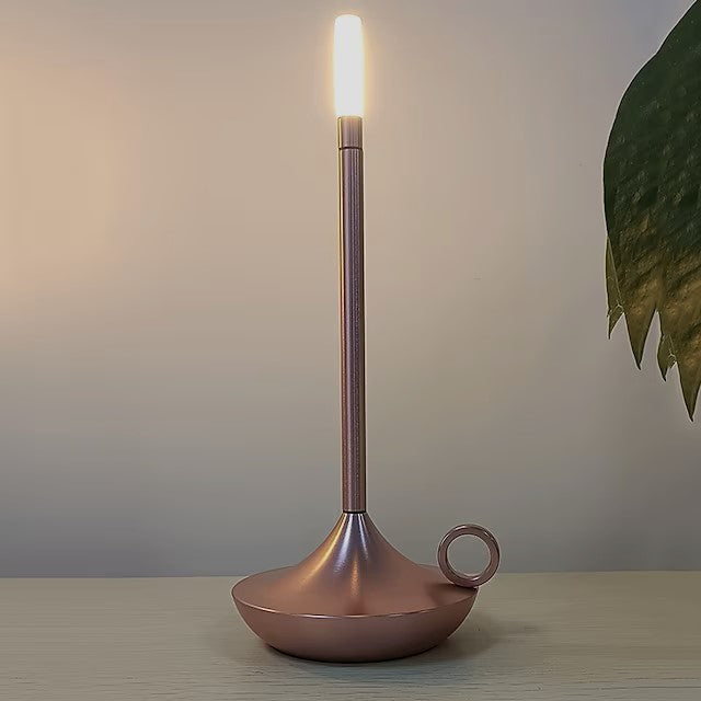 Solenne minimalistische skandinavische LED-Tischleuchte aus Aluminium
