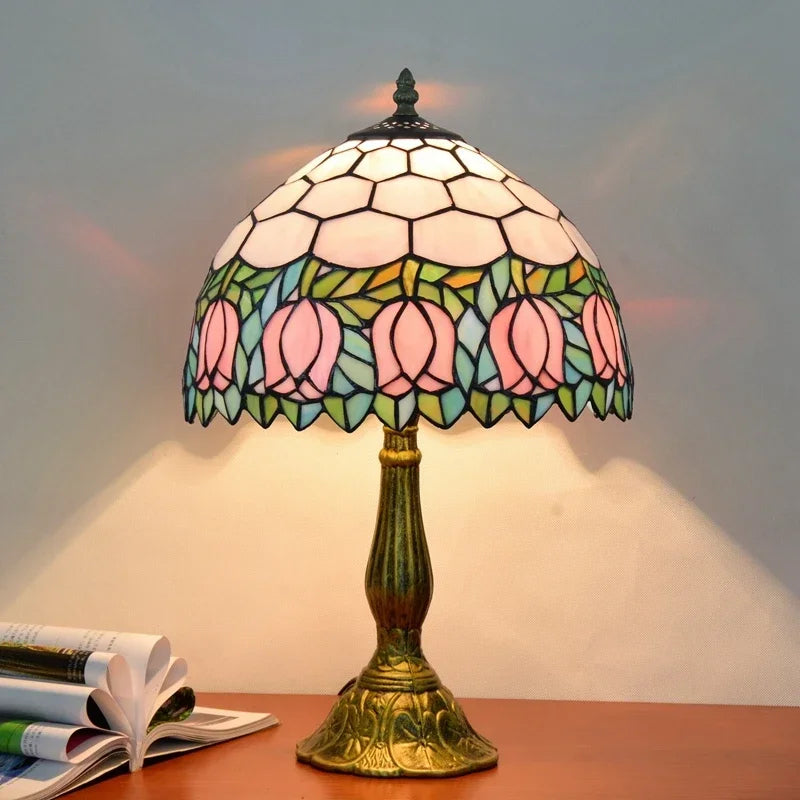 Tischlampe aus Buntglas mit Libellenmotiv