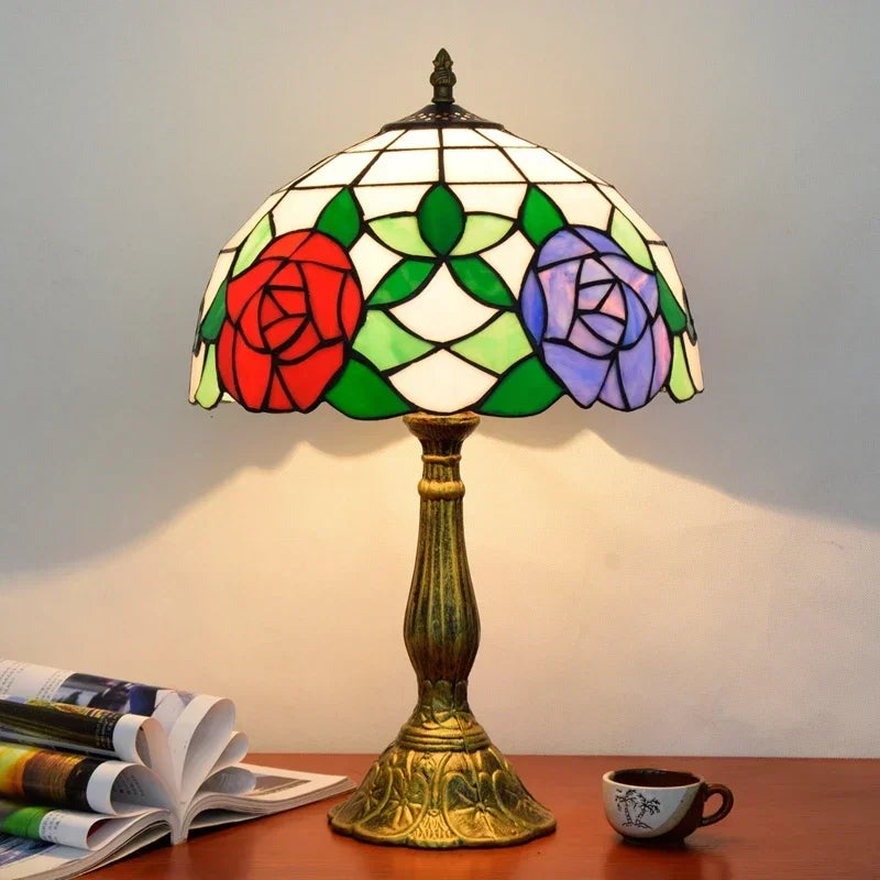Tischlampe aus Buntglas mit Libellenmotiv