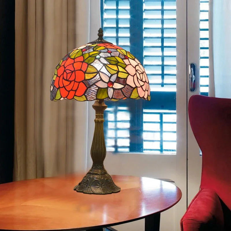 Tischlampe aus Buntglas mit Libellenmotiv