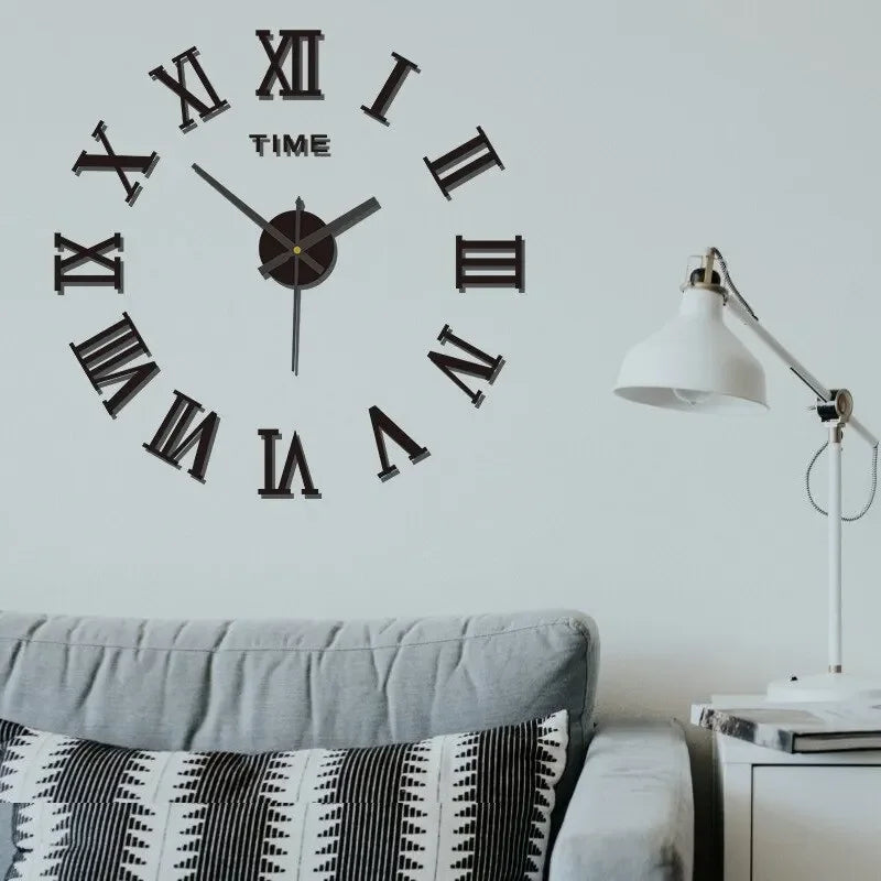 Wanduhr mit römischen Ziffern und Spiegel