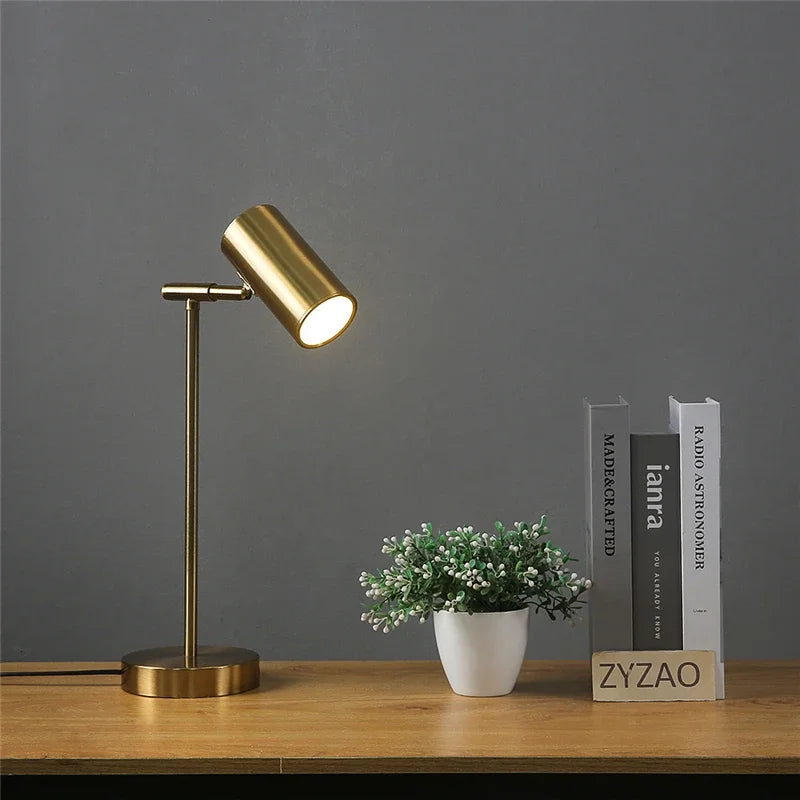 Moderne Tischleuchte mit goldenen Akzenten
