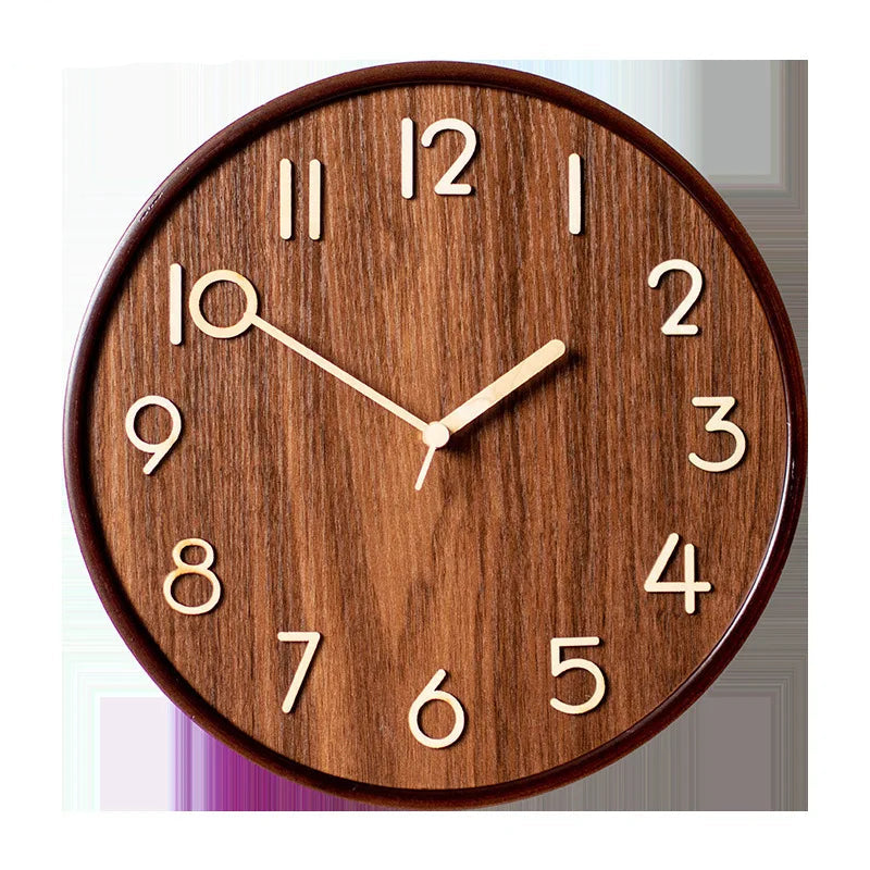 Moderne Wanduhr aus Massivholz