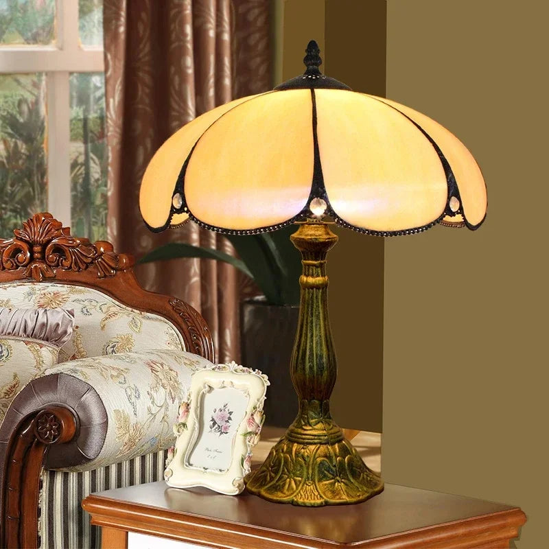 Tischlampe aus Buntglas mit Libellenmotiv