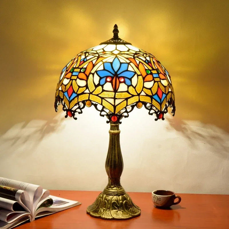 Tischlampe aus Buntglas mit Libellenmotiv