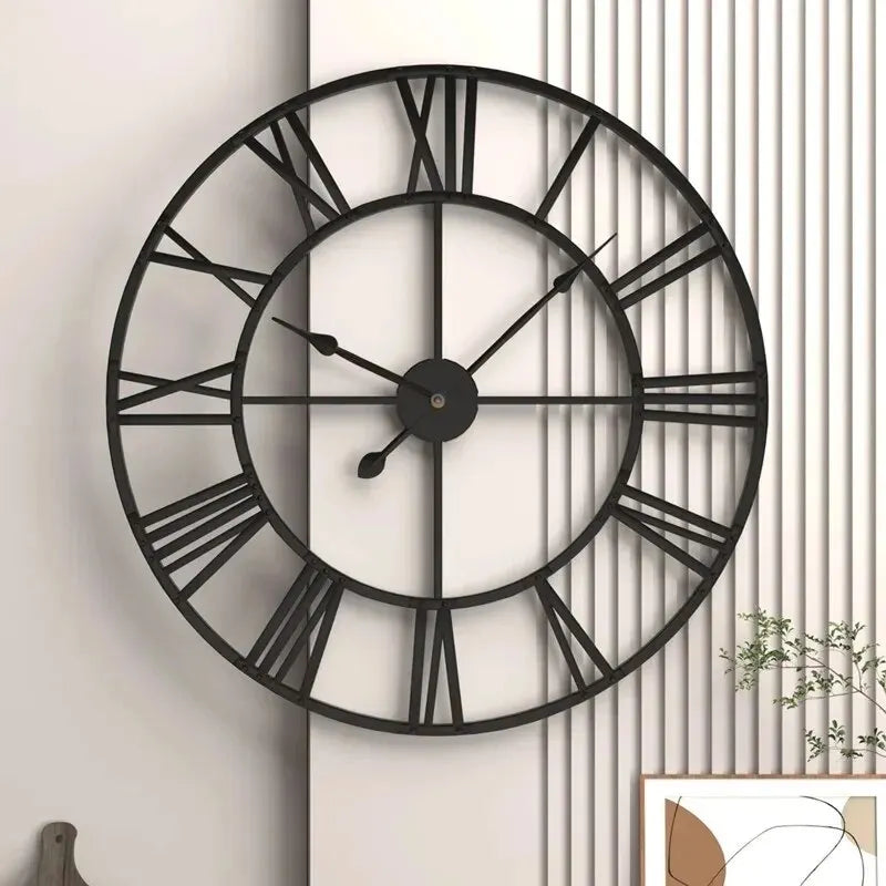 Vintage-Wanduhr aus Metall mit römischen Ziffern