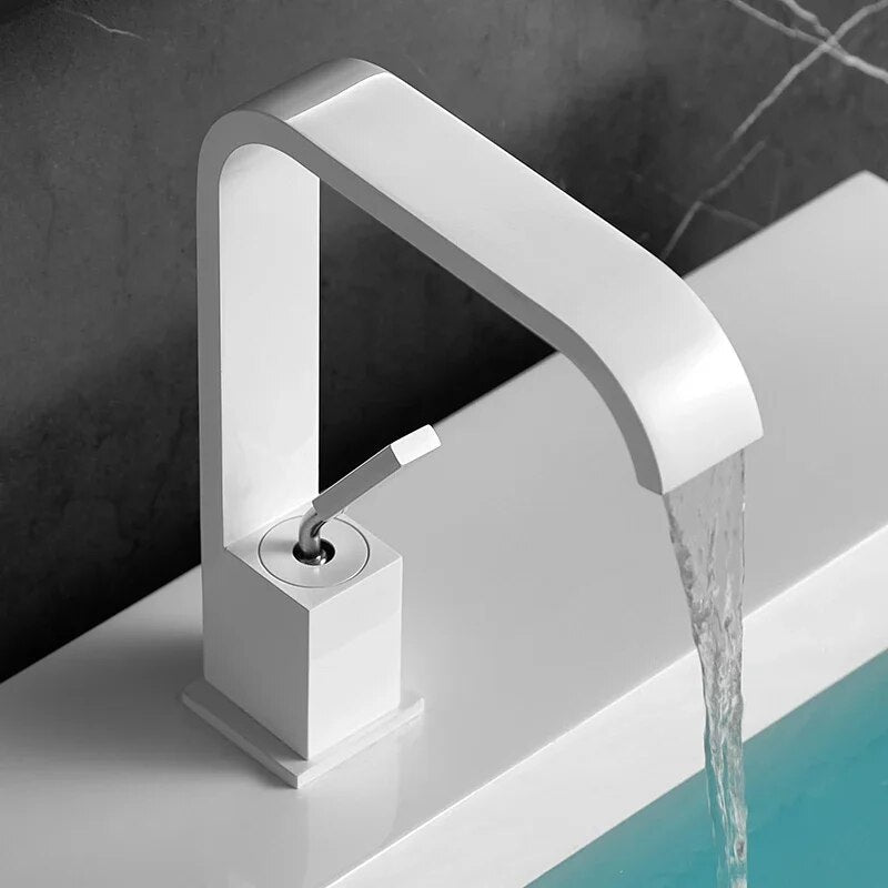 Elegant bathroom faucet with curved spout – a timeless highlight for the bathroom