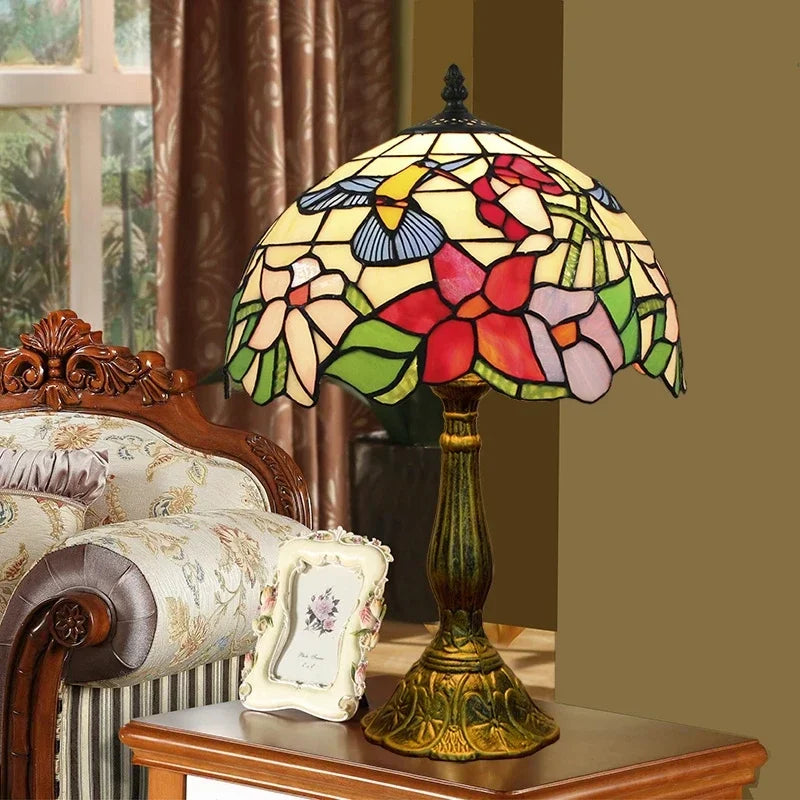 Tischlampe aus Buntglas mit Libellenmotiv