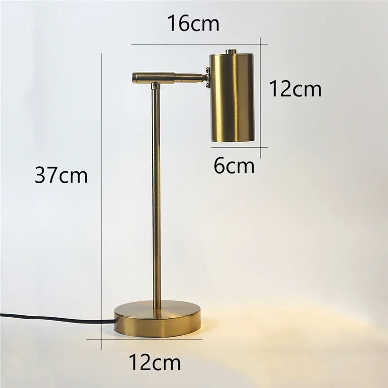 Moderne Tischleuchte mit goldenen Akzenten