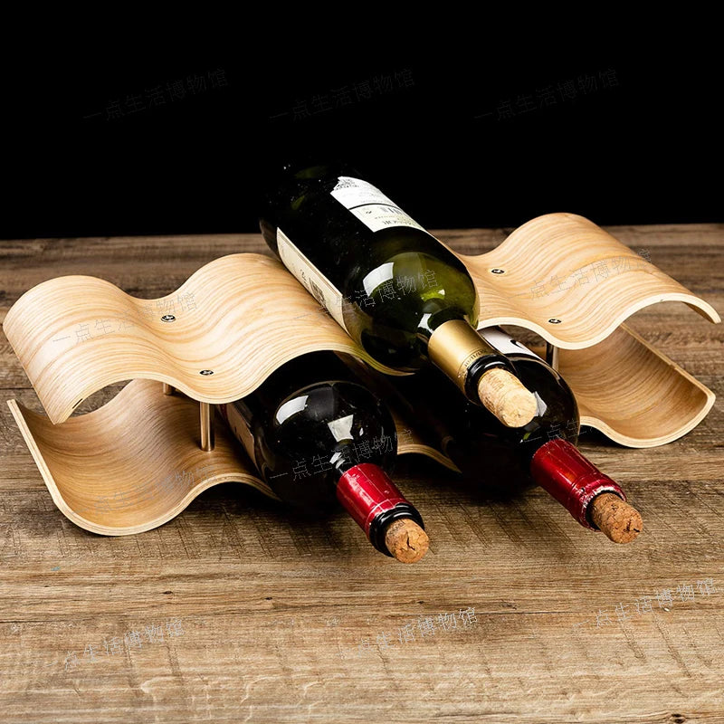 Weinregal aus massivem, wellenförmigem Holz für den Tisch