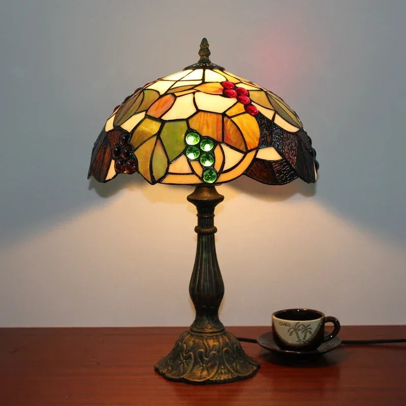 Tischlampe aus Buntglas mit Libellenmotiv