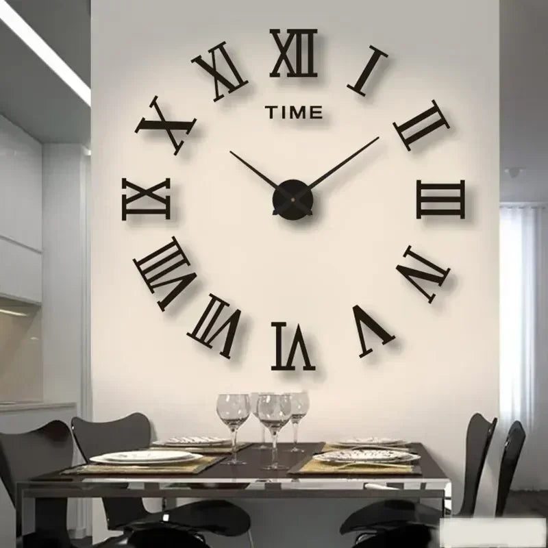 Wanduhr mit römischen Ziffern und Spiegel