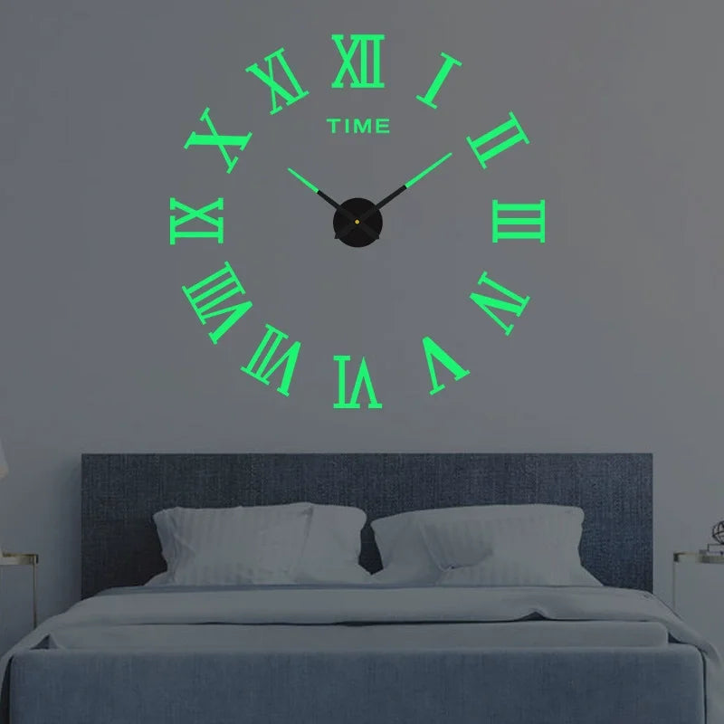 Wanduhr mit römischen Ziffern und Spiegel
