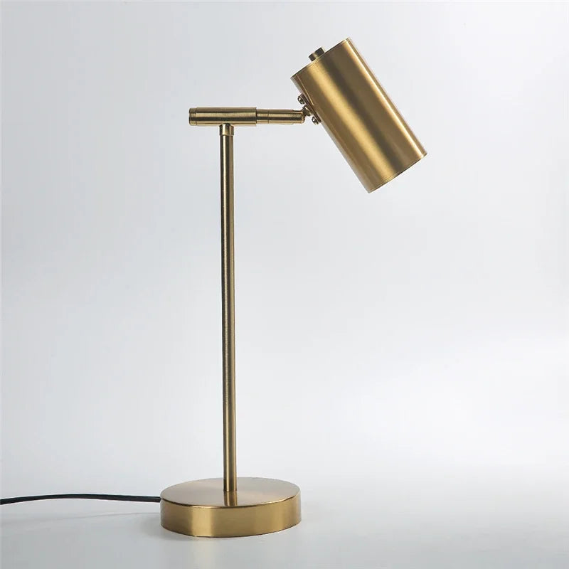 Moderne Tischleuchte mit goldenen Akzenten