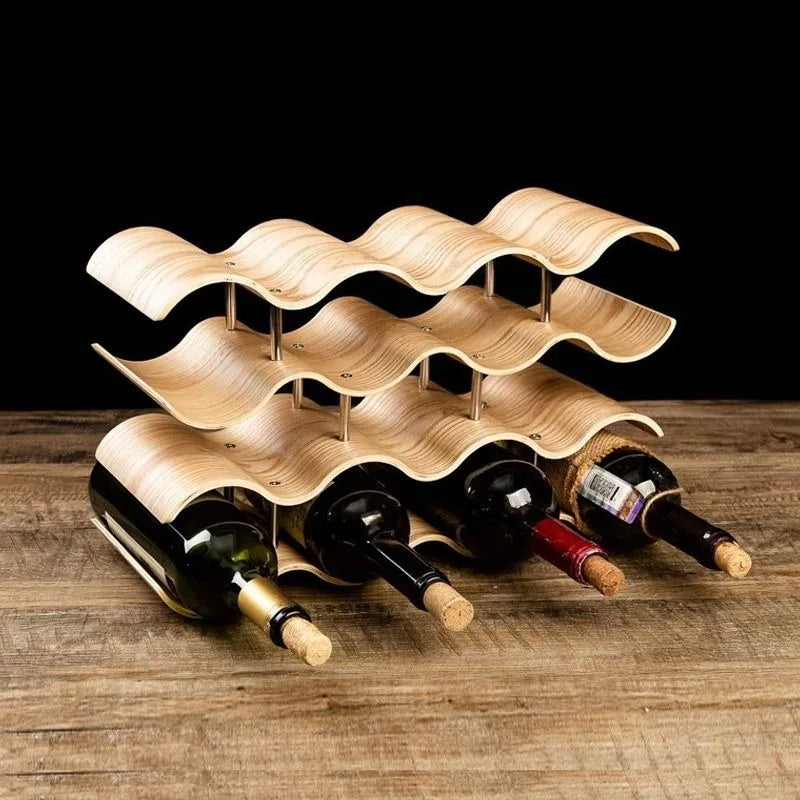 Wellenförmiges, vierstöckiges Weinregal aus Holz