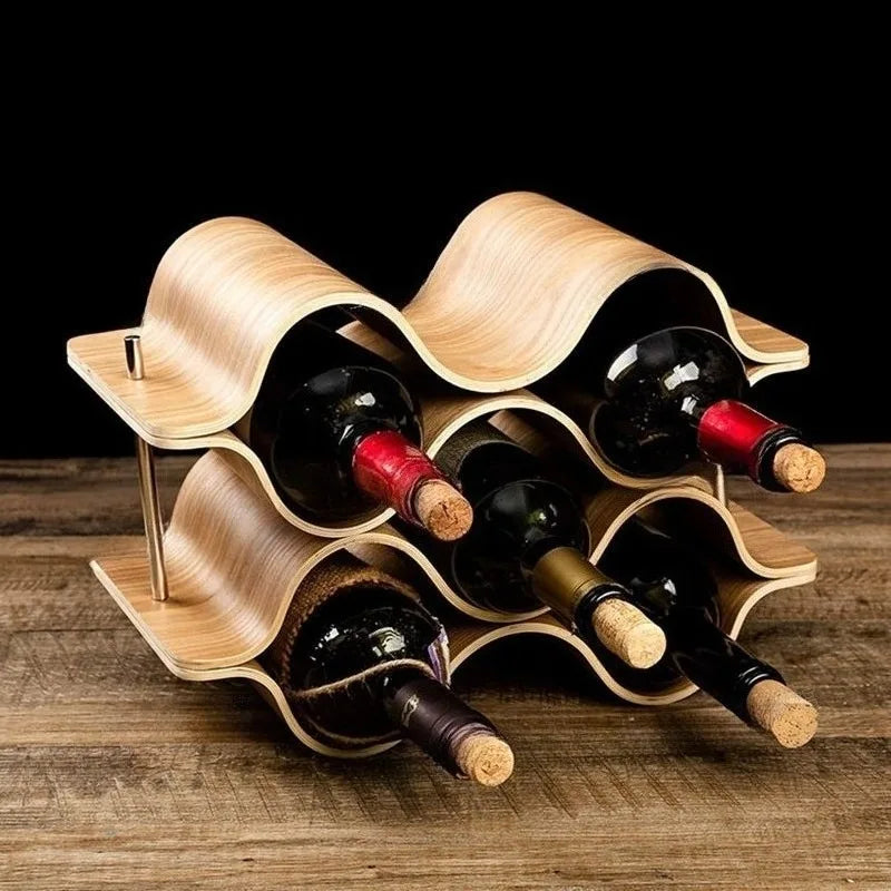 Wellenförmiges, vierstöckiges Weinregal aus Holz
