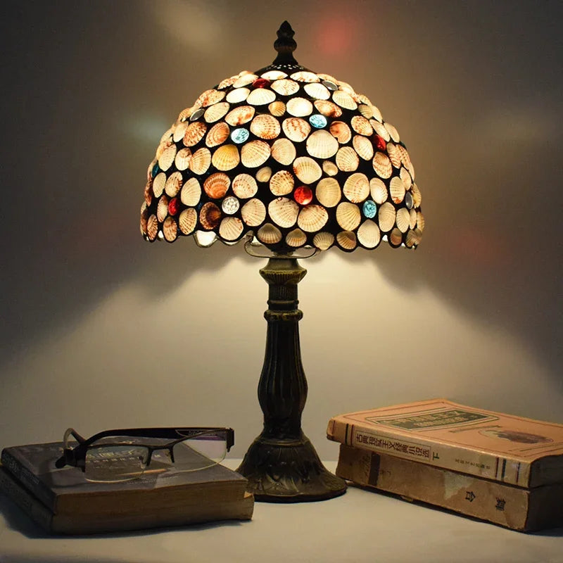 Tischlampe aus Buntglas mit Libellenmotiv