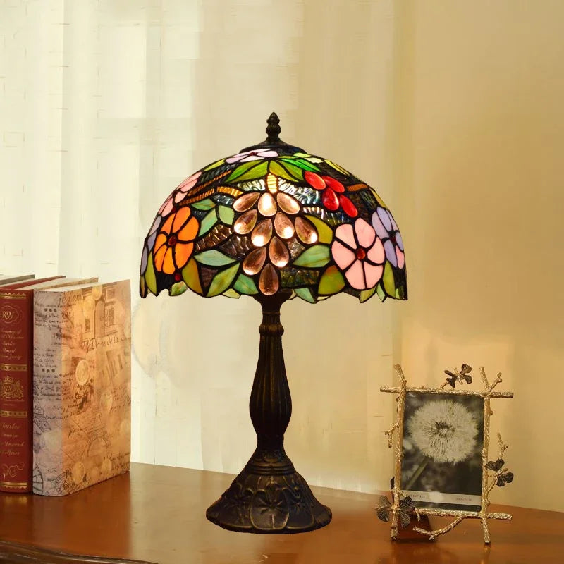 Tischlampe aus Buntglas mit Libellenmotiv