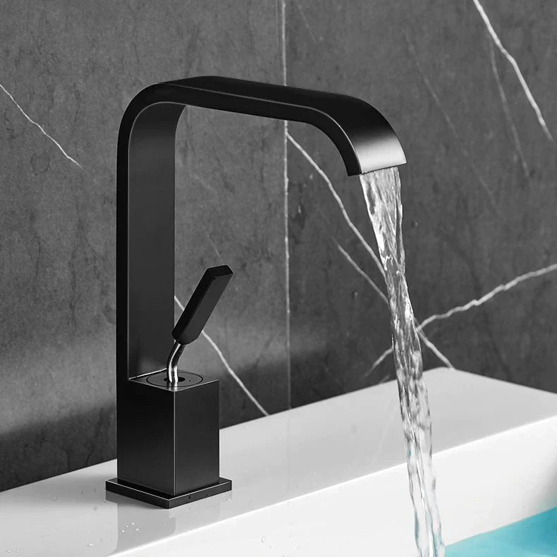 Elegant bathroom faucet with curved spout – a timeless highlight for the bathroom