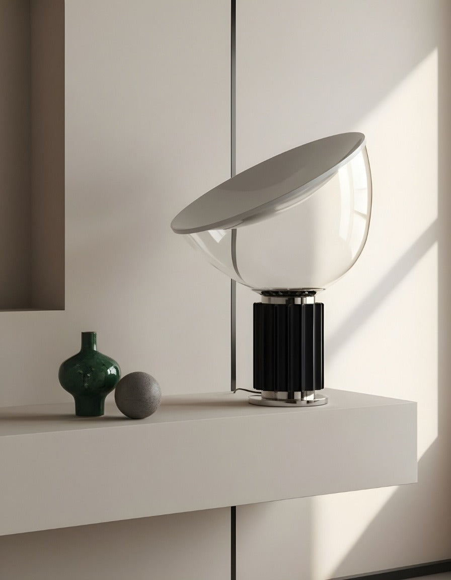 Skulpturales Tischlampendesign aus Metall