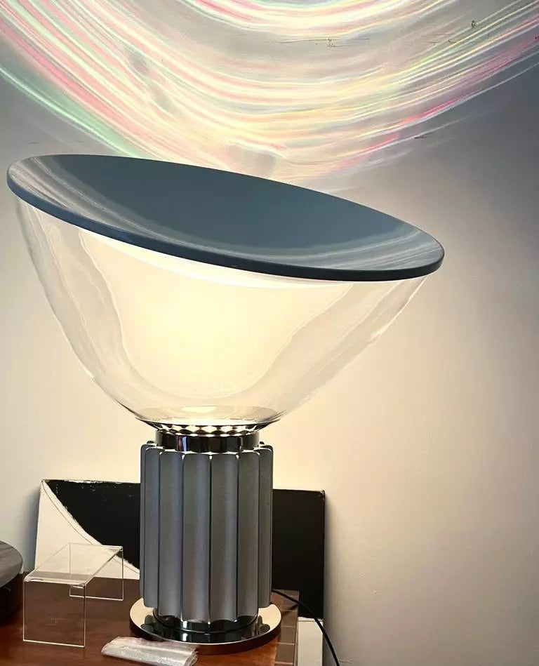 Skulpturales Tischlampendesign aus Metall