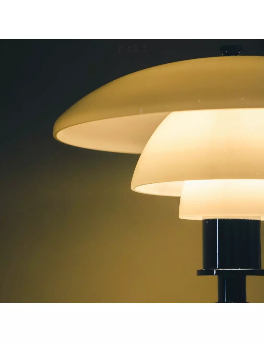 Dänische Tischleuchte aus Metall in Scheibenform