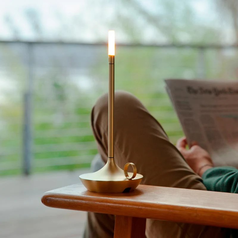 Solenne minimalistische skandinavische LED-Tischleuchte aus Aluminium