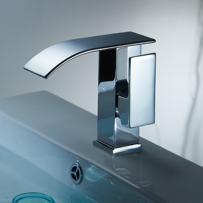 Stilvoller Wasserfall-Wasserhahn – Badarmatur mit luxuriösem Wasserlauf