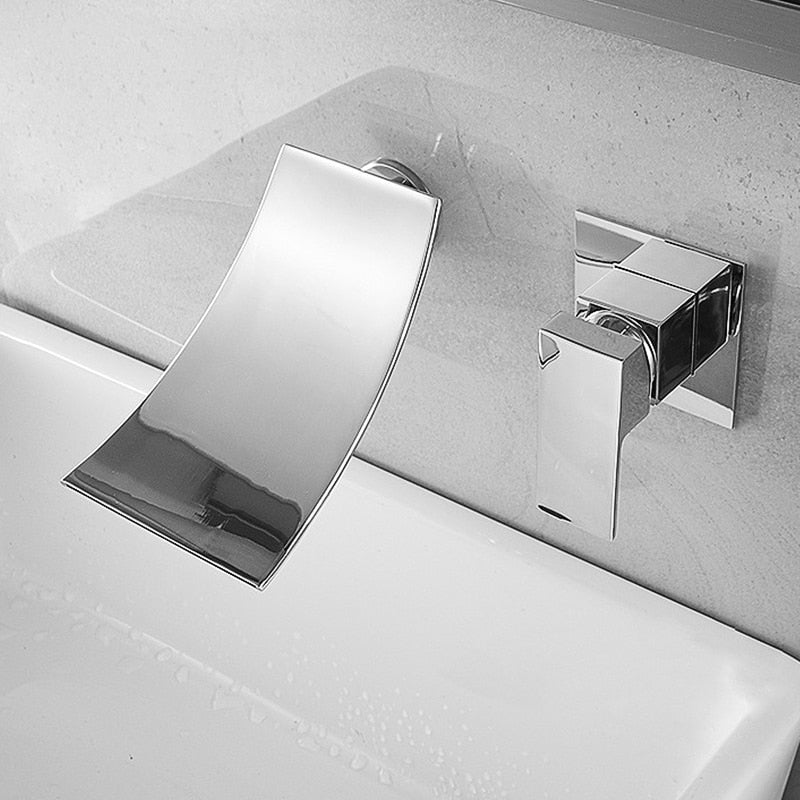 Elegante Wasserfall-Armatur mit geschwungenem Design