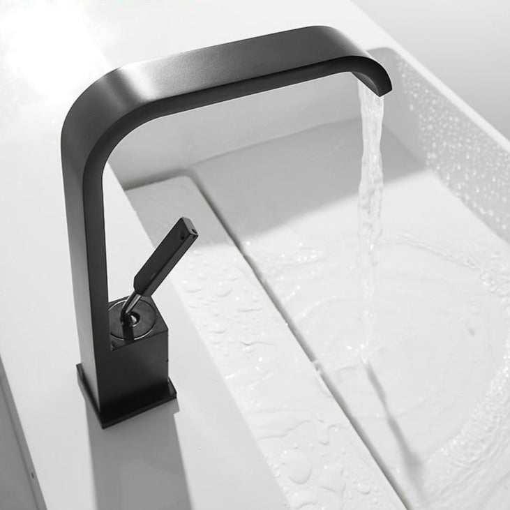 Elegant bathroom faucet with curved spout – a timeless highlight for the bathroom