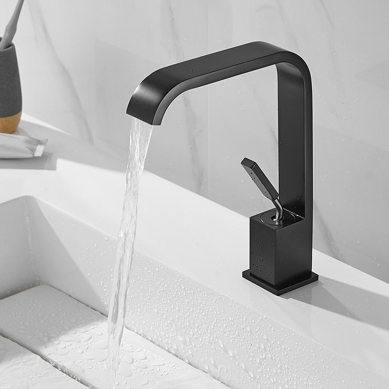 Elegant bathroom faucet with curved spout – a timeless highlight for the bathroom