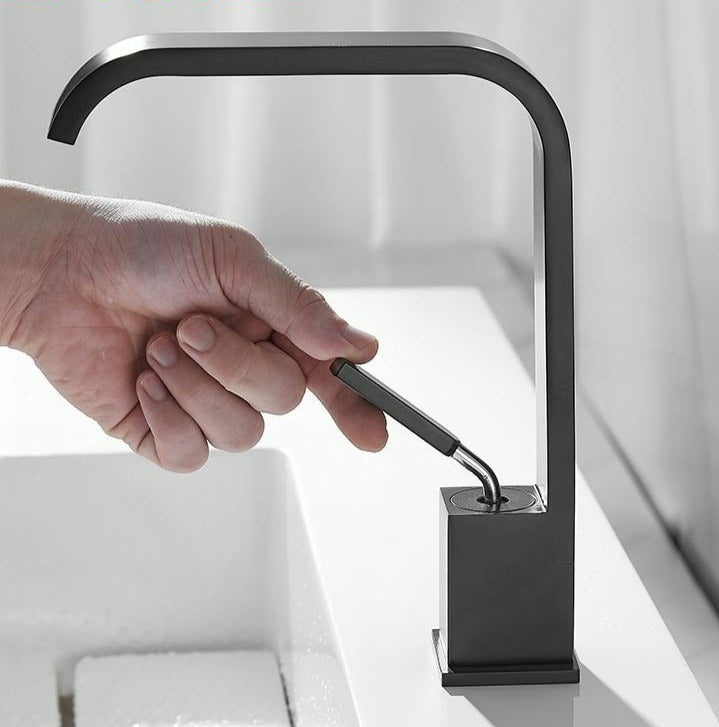 Elegant bathroom faucet with curved spout – a timeless highlight for the bathroom
