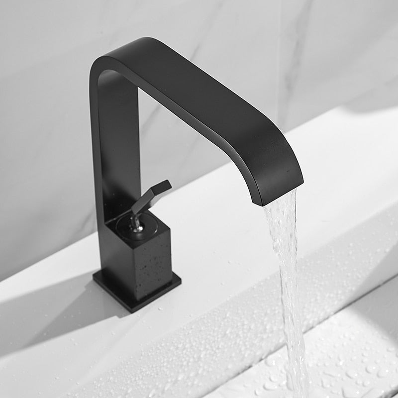 Elegant bathroom faucet with curved spout – a timeless highlight for the bathroom