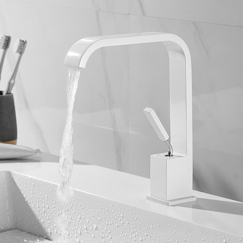 Elegant bathroom faucet with curved spout – a timeless highlight for the bathroom