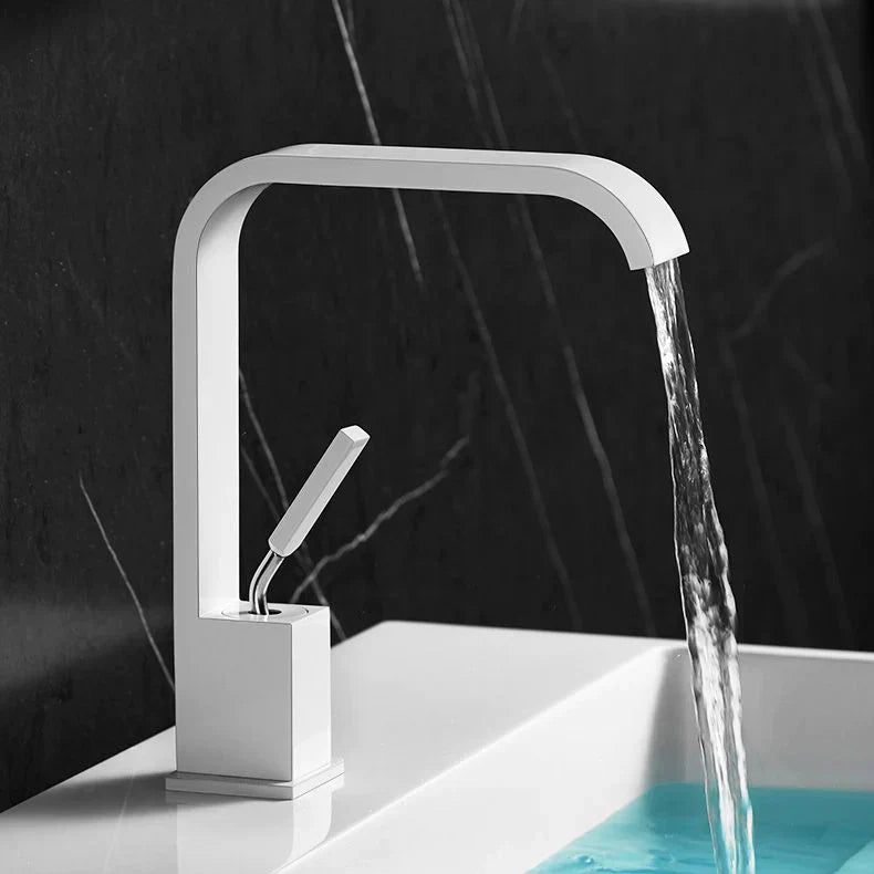 Elegant bathroom faucet with curved spout – a timeless highlight for the bathroom
