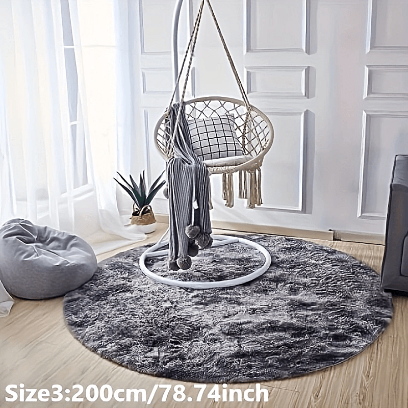 Tapis rond luxueux en peluche.