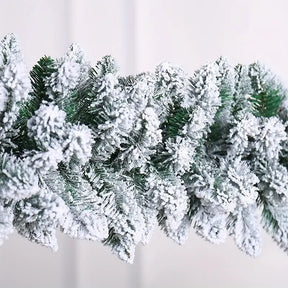 Schneeüberzogene Weihnachtsgirlande für Weihnachten & Winterdeko