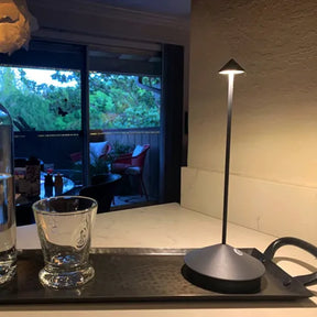 Moderne LED-Tischlampe – Zeitlos & Energiesparend