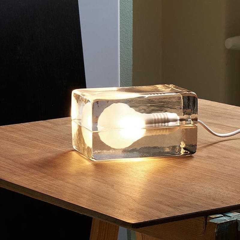 BrightCube – Minimalistische Tischlampe mit transparentem Glaswürfel