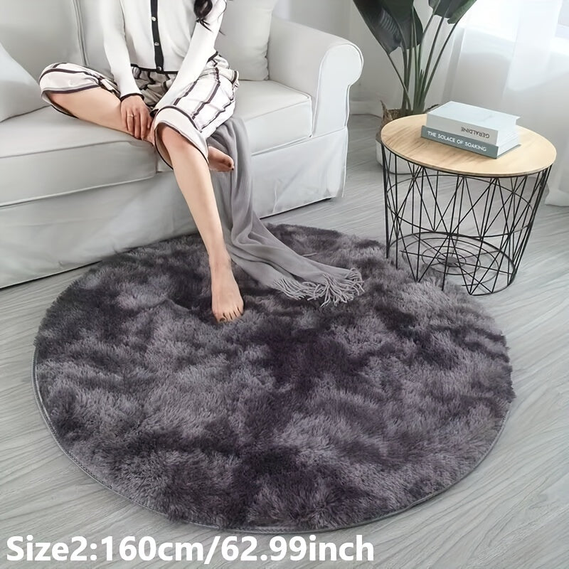 Tapis rond luxueux en peluche.