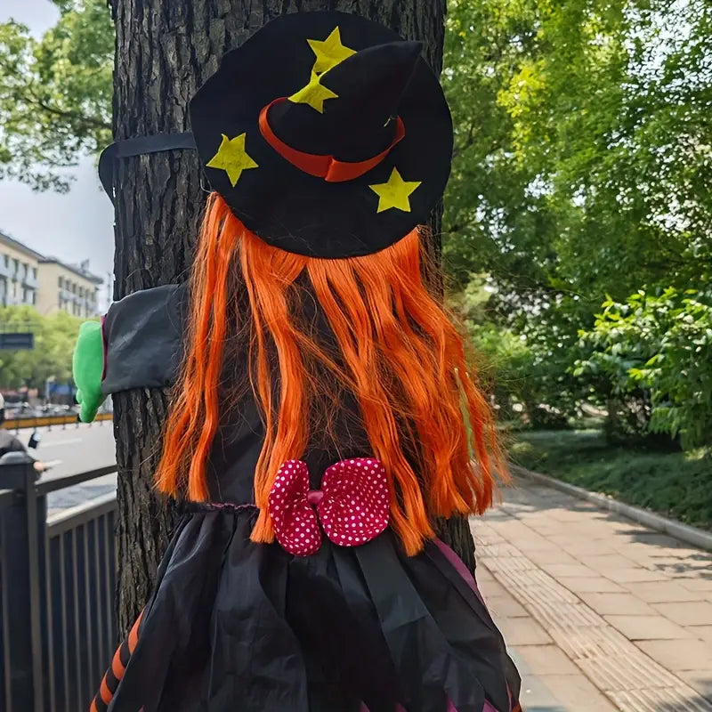 Halloween Baumkletternde Hexe