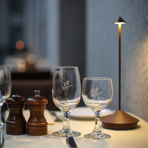 Moderne LED-Tischlampe – Zeitlos & Energiesparend