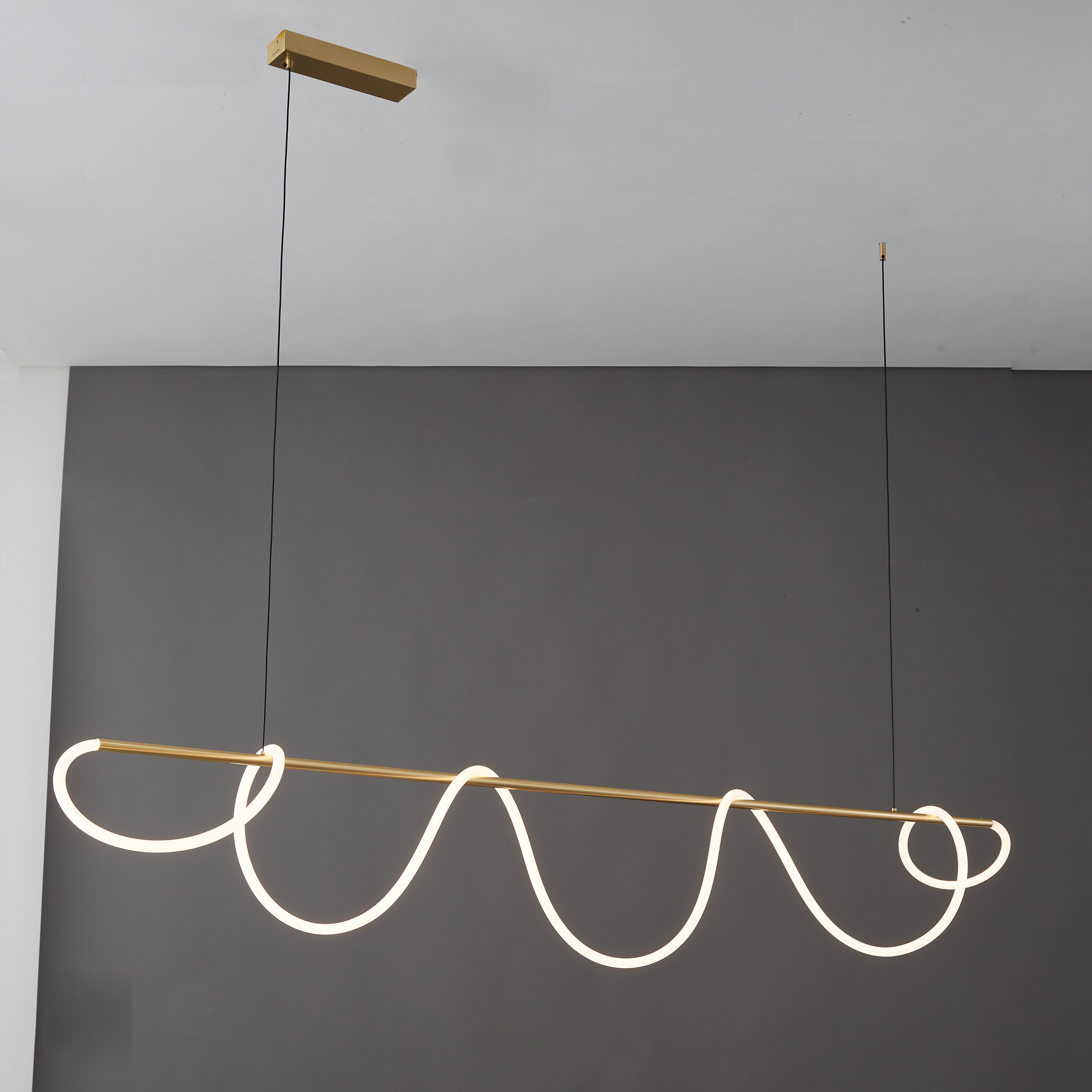 Moderne LED-Pendelleuchte mit Seilmuster