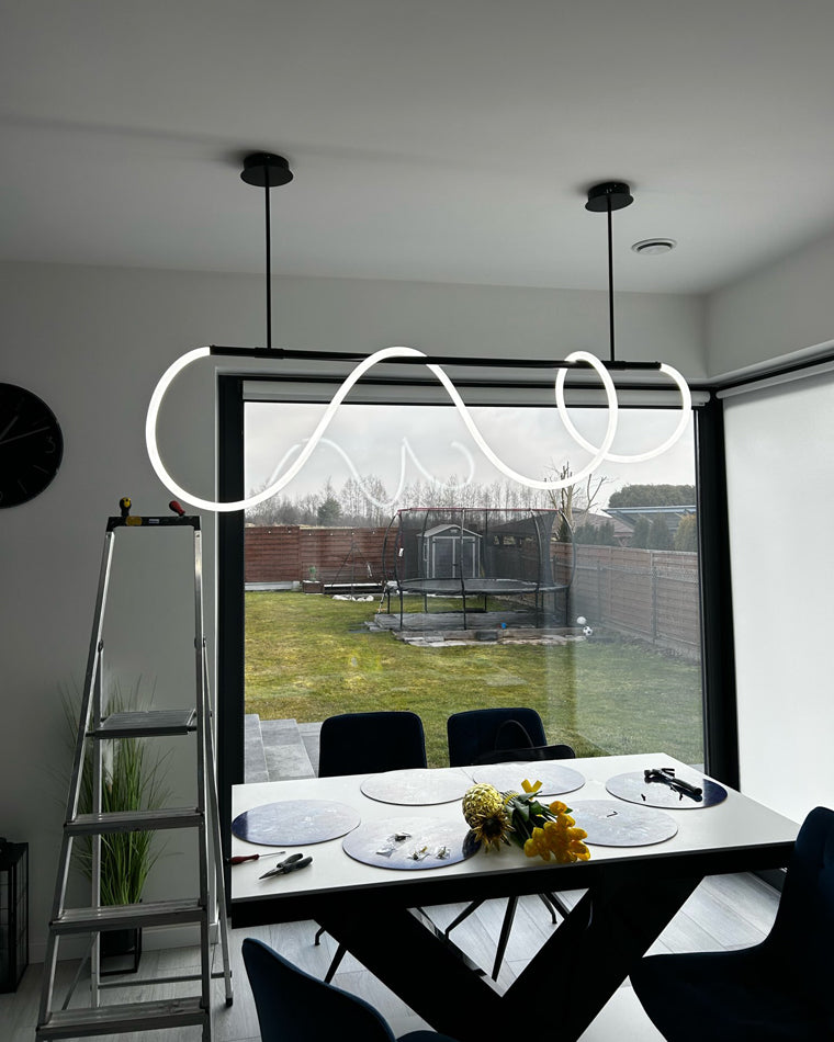 Moderne LED-Pendelleuchte mit Seilmuster